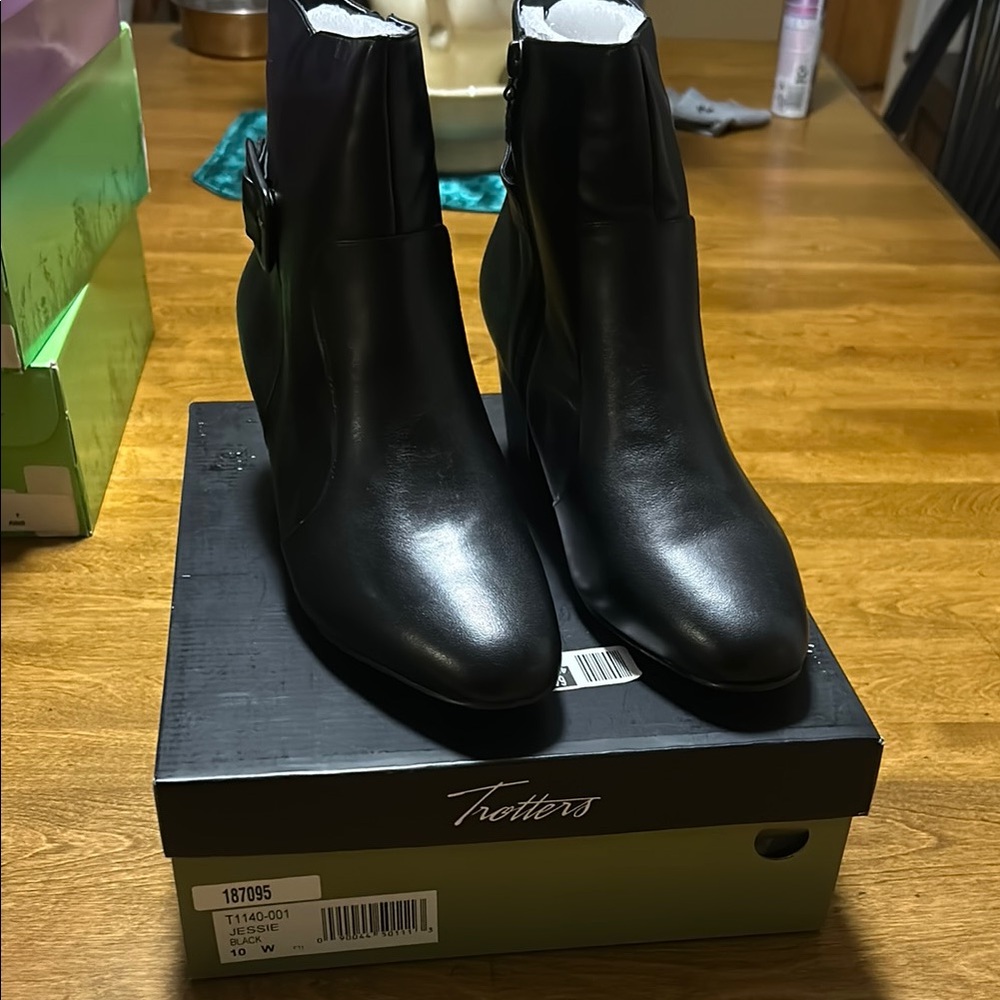 Trotters Women's Black Ankle Boots